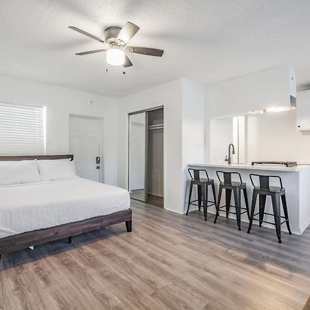 Spacious Studio Apartment Near Nightlife & Dining! 圣彼得堡 外观 照片