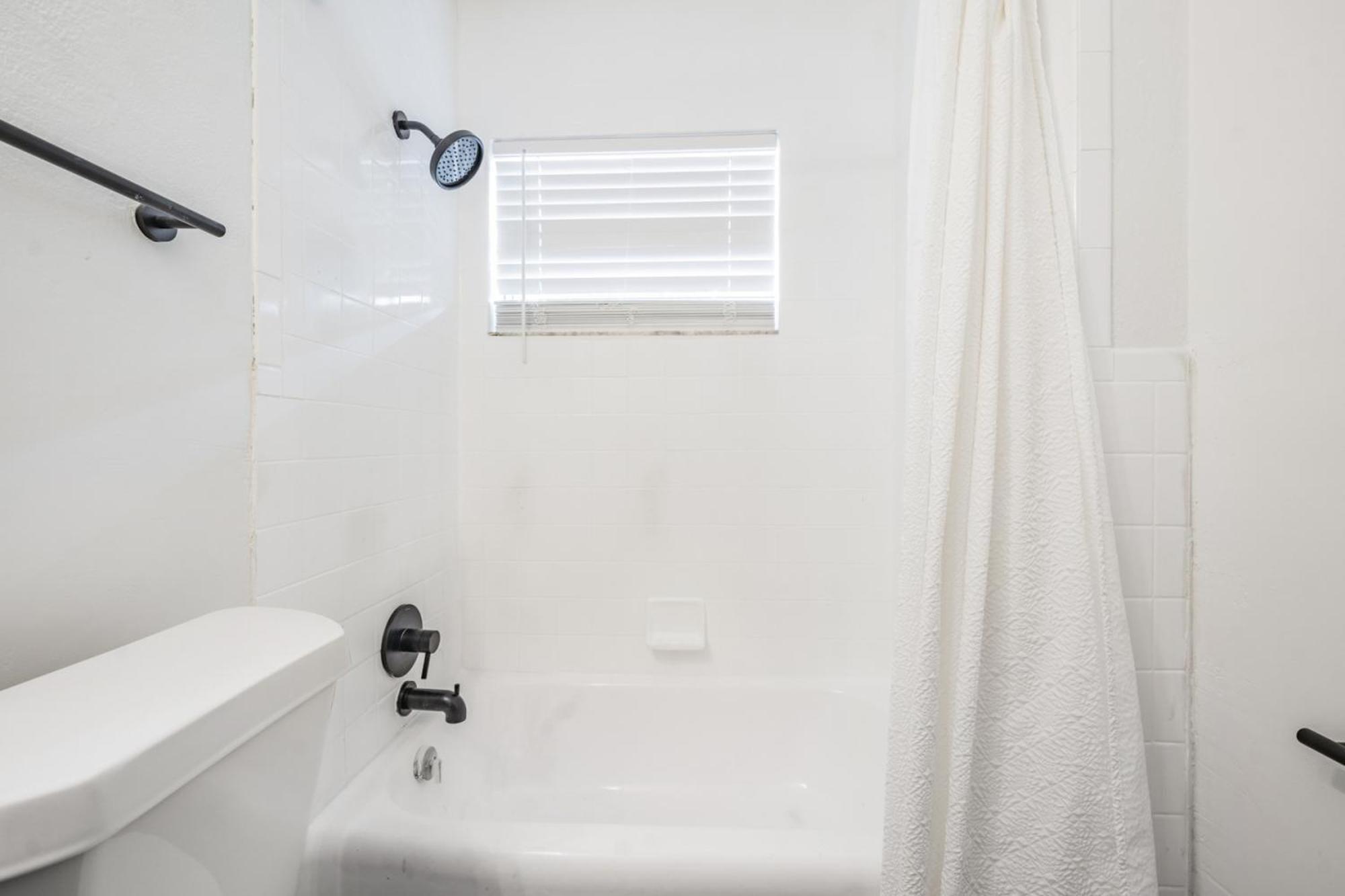 Spacious Studio Apartment Near Nightlife & Dining! 圣彼得堡 外观 照片