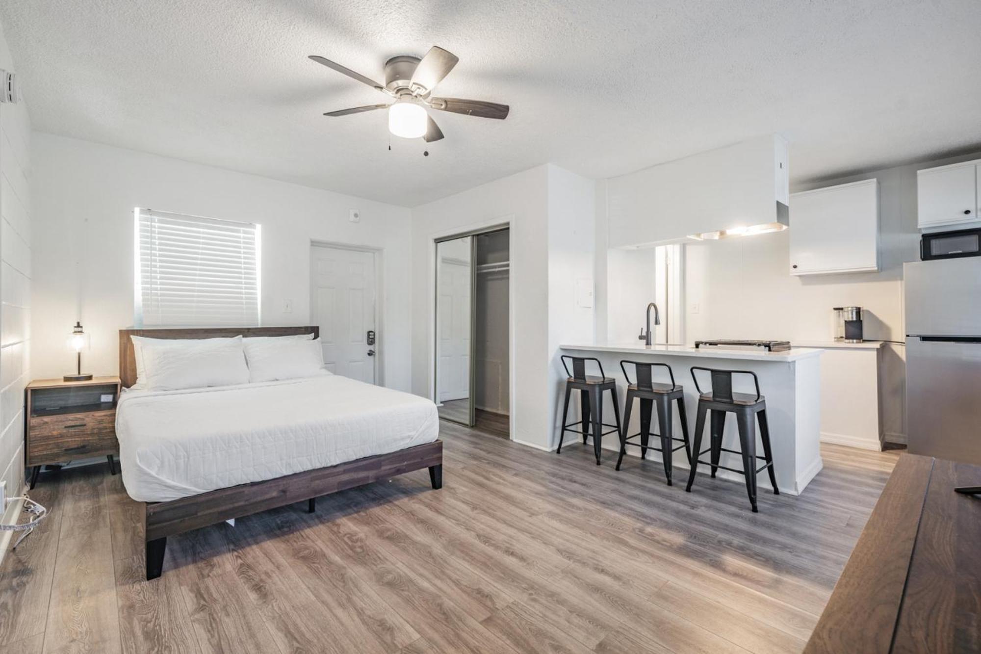Spacious Studio Apartment Near Nightlife & Dining! 圣彼得堡 外观 照片