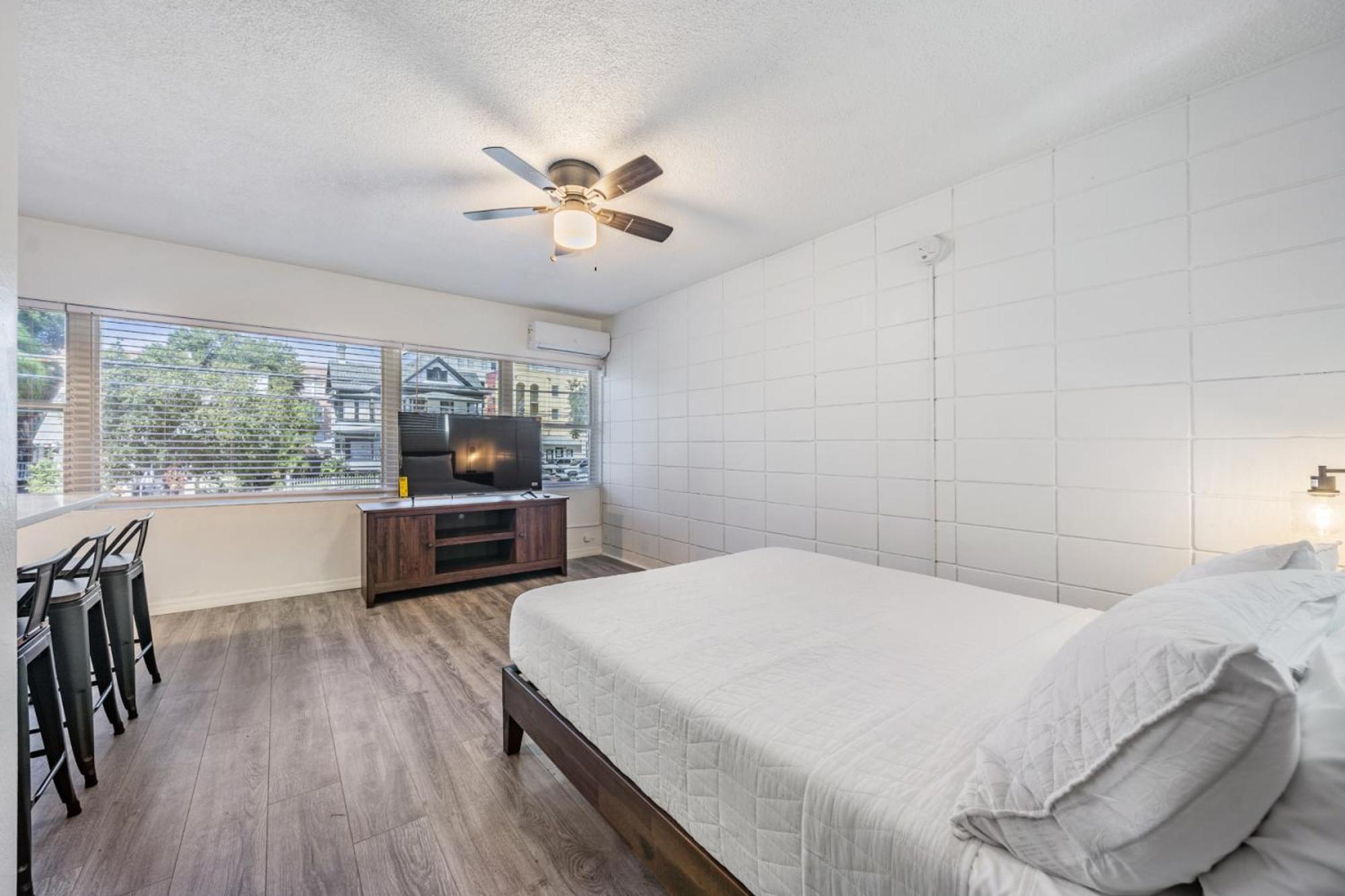 Spacious Studio Apartment Near Nightlife & Dining! 圣彼得堡 外观 照片