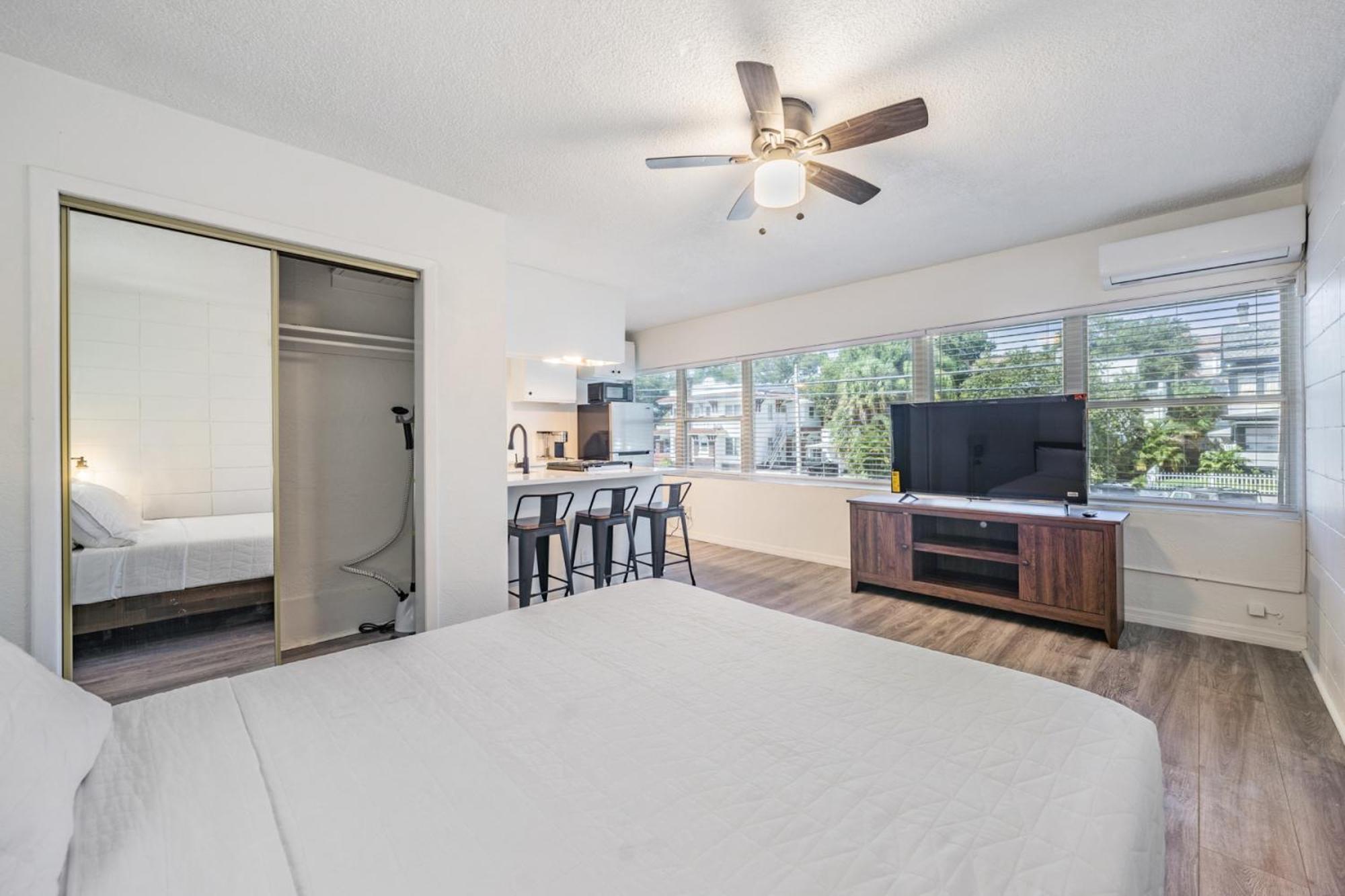 Spacious Studio Apartment Near Nightlife & Dining! 圣彼得堡 外观 照片